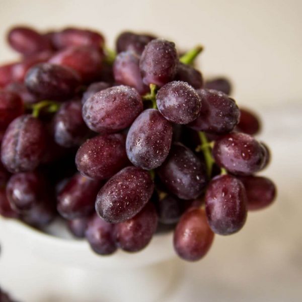 Вкусный красный виноград Crimson