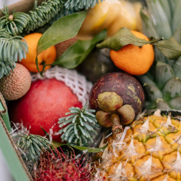 экзотические фрукты в коробке